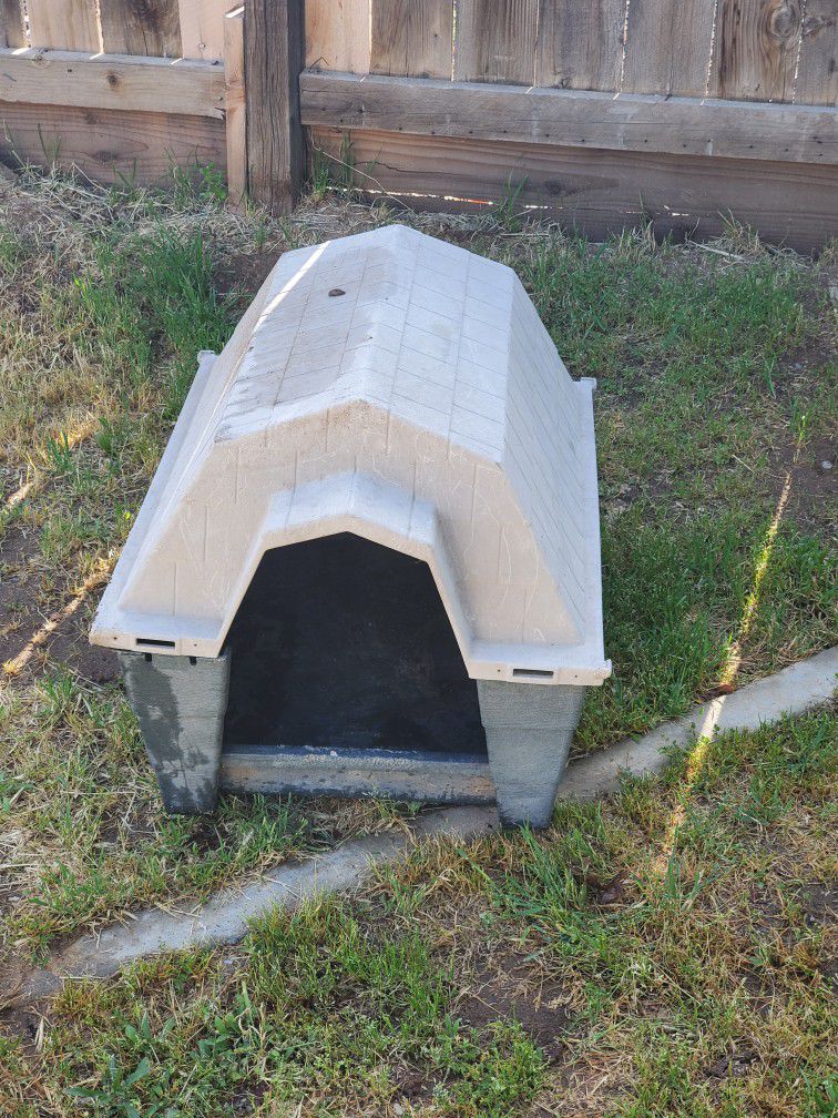Mid To Small Dog House