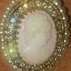 gold and pearl vintage cameo brooch or necklace pendant
