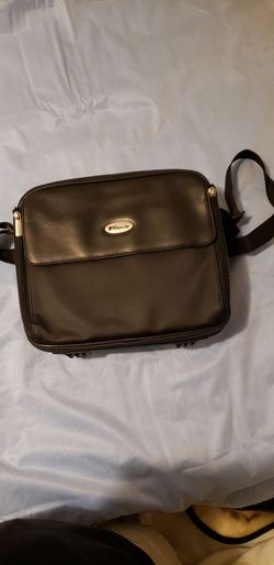black Targus leather laptop messenger bag with an adjustable shoulder strap and a front flap pocket