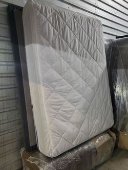 Denver Mattress Full Size Set (Mattress + Foundation) - Clean & Great Condition!