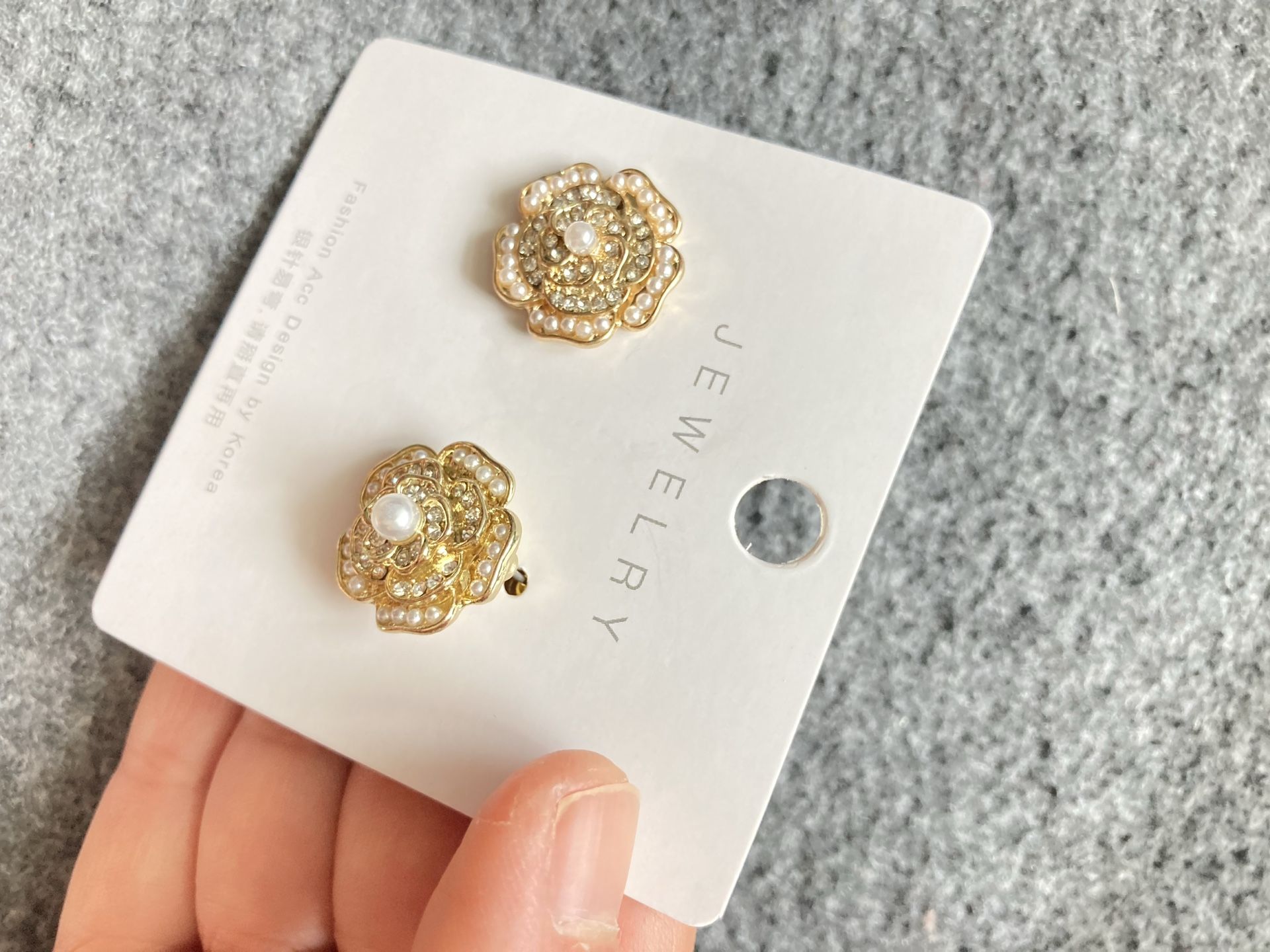 Gold Flower Stud Earrings with Faux Pearl – Elegant Vintage-Inspired Jewelry New