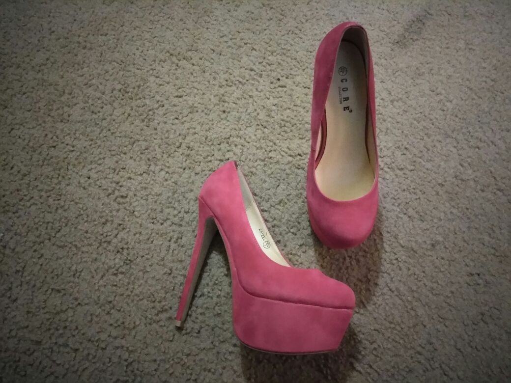 Coral red platform pumps US 9/UK 7