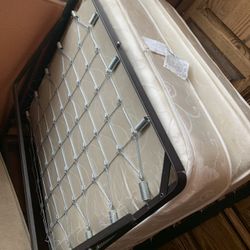 Camita Twin  38” X 74”. Muy Limpio El Colchon. Es De Las Q Se Dobla