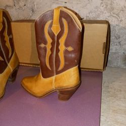 Good Condition women Boots Size 7 1/2.