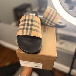 BURBERRY SLIDES size11