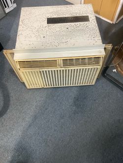 Ice Cold Air Conditioner May Need A Little Cleaning But Gets Very Very Cold 12,000 BTU