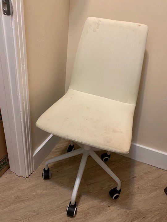 Free desk Chair. MUST go NOW!