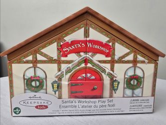 Hallmark Keepsake Kids 2005 Santas Workshop Play Set Figures With Stage Case