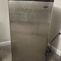 Large Mini Fridge w/Freezer for Sale in Hampton, VA - OfferUp