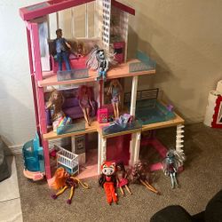 Barbie House And 11 Girl Dolls 