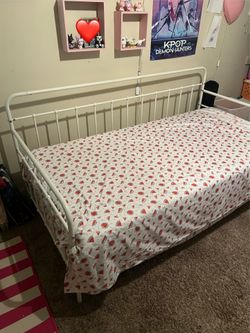 White Daybed w Trundle