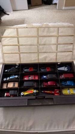 Vintage Hot Wheels 16-Car Display Case & Storage Lot w/ 14 Vintage Cars