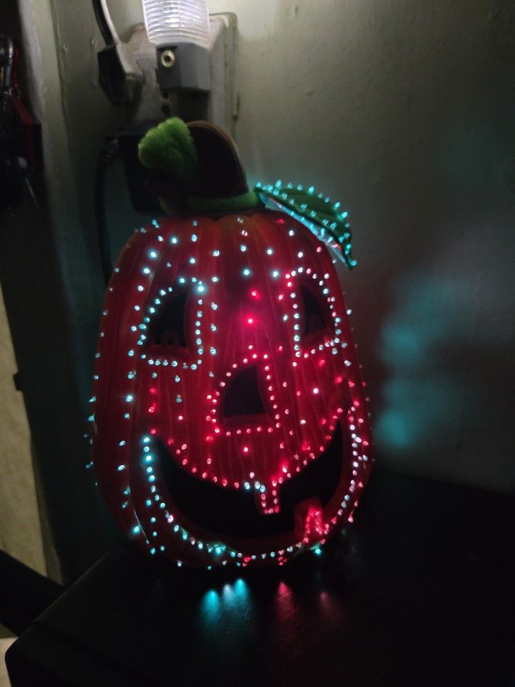 Halloween Pumkin Lights Up 