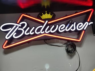 Budweiser Lighted Sign Bowtie Crown - 2008 Anheuser - Busch, Inc. Budweiser
See photos
Approximately 30" Diagonally from end of bow to end of bow. Ap