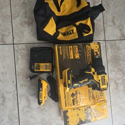 DEWALT ATOMIC 20-Volt Lithium-lon Cordless Compact 1/2 in. Drill/Driver Kit with 2.0Ah Battery, Charger and Bag