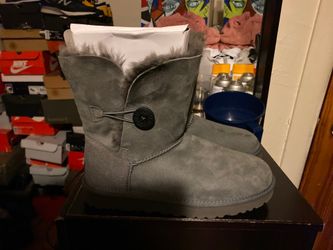 Women’s uggs size 11