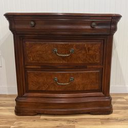 Beautiful COSTCO Hutch, Entryway,cabinet. 