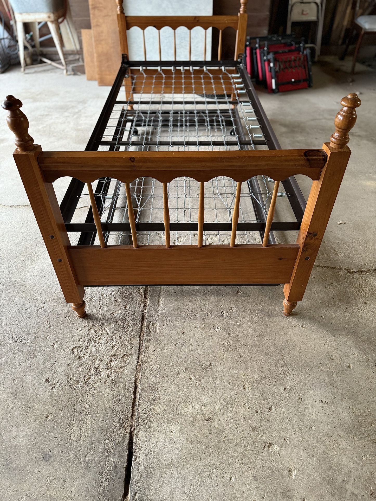 Twin-Size Solid Wood Trundle Daybed
