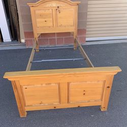 🌹TWIN SIZE SOLID WOOD  BEDROOM SET :  TWIN BED FRAME  AND CHEST/5 DRAWER🌹