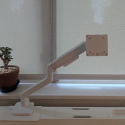 Ultrawide Pivoting VESA Monitor Stand With Metal Desk Protection Plate - White (44lb Capacity, USB-C)