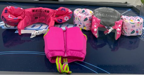 Swim floats and swim vest
