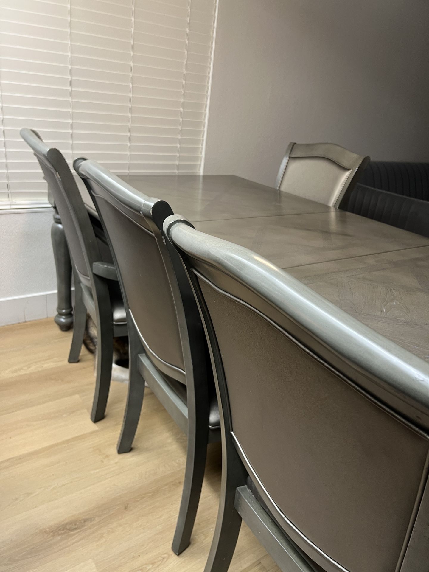 Dining Table With 6 Chair’s.