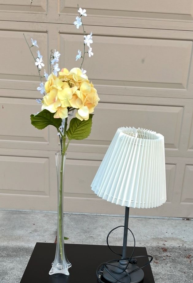 lampshade & flower vase (in Des Moines)