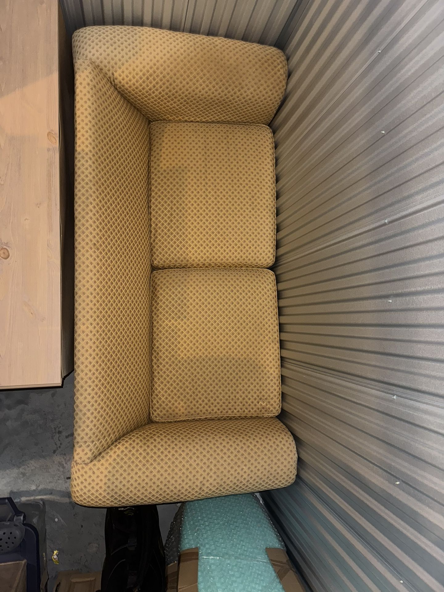 LOVE SEAT W/PULL OUT BED
