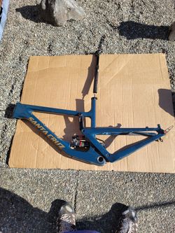 Santa Cruz Nomad Enduro Carbon CC Frame-Large  (Comes with some bike parts.) 