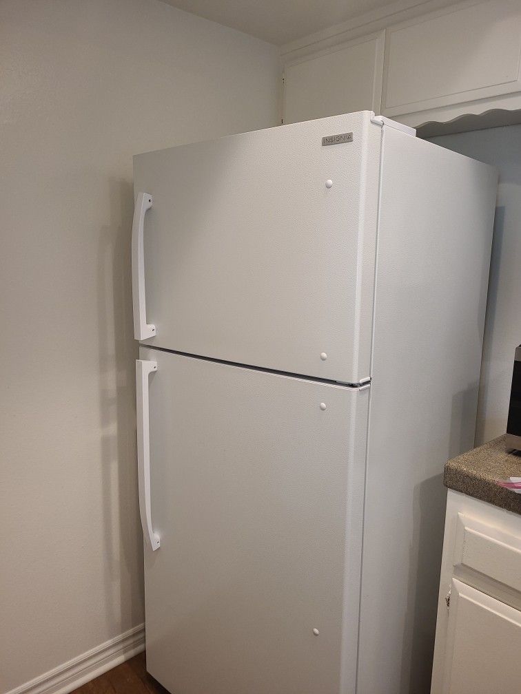 Insignia 18 Cu. Mount Refrigerator