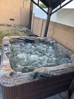 Outdoor Hot Tub Spa with Jets (Jacuzzi)