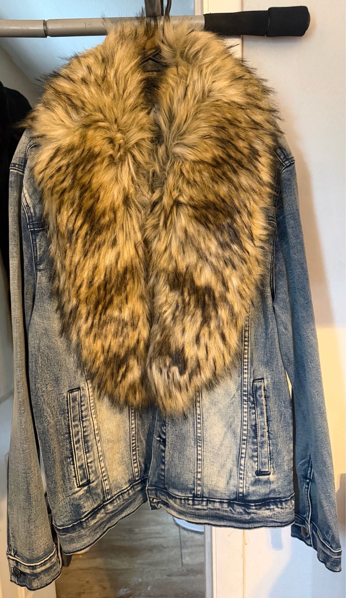 Jean jacket with fur