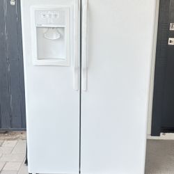 Refrigerator Stove Microwave 