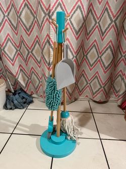 Para nilas Juego de limpiar la casa con su vase y trai trapiador .escoba.recogedor.plumero para que juegen las niñas a la limpiesa