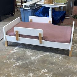 Toddler bed 