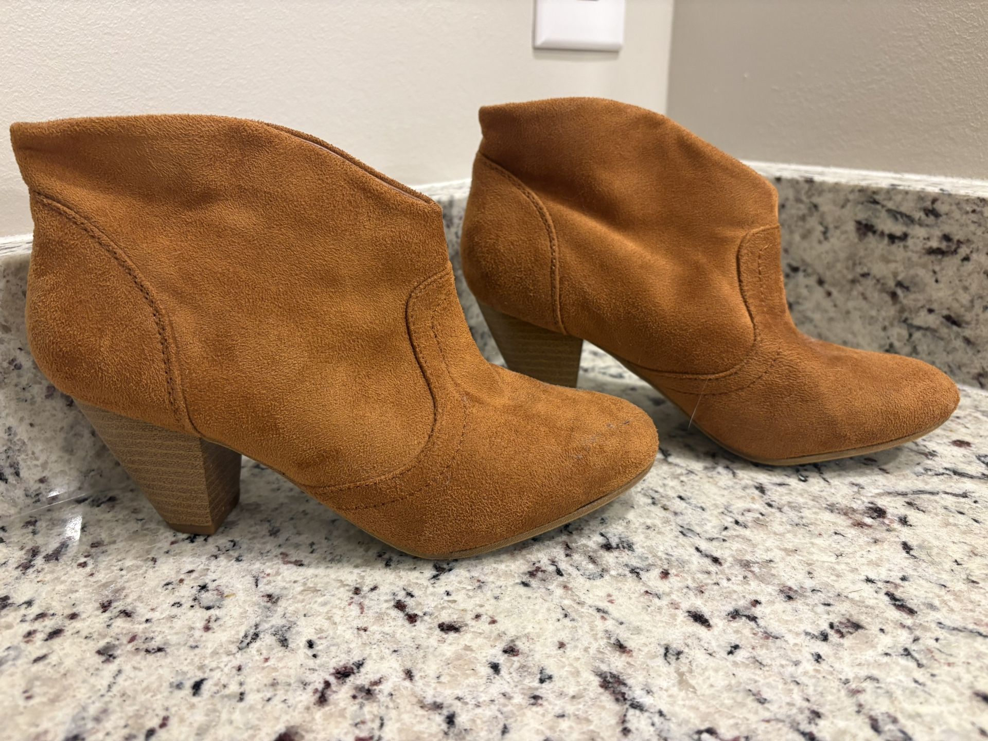 Charlotte Russe Tan Faux Suede V-Cut Ankle Booties Size 5 Block Heel