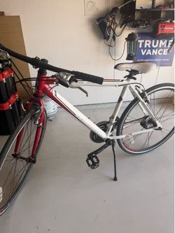 Schwinn Tourist 21-Speed Hybrid Bike - White/Red