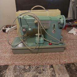 VINTAGE SINGER SEWING MACHINE 
