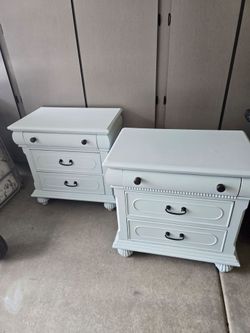 2 nightstands