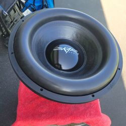 UNA BOCINA SKAR AUDIO 