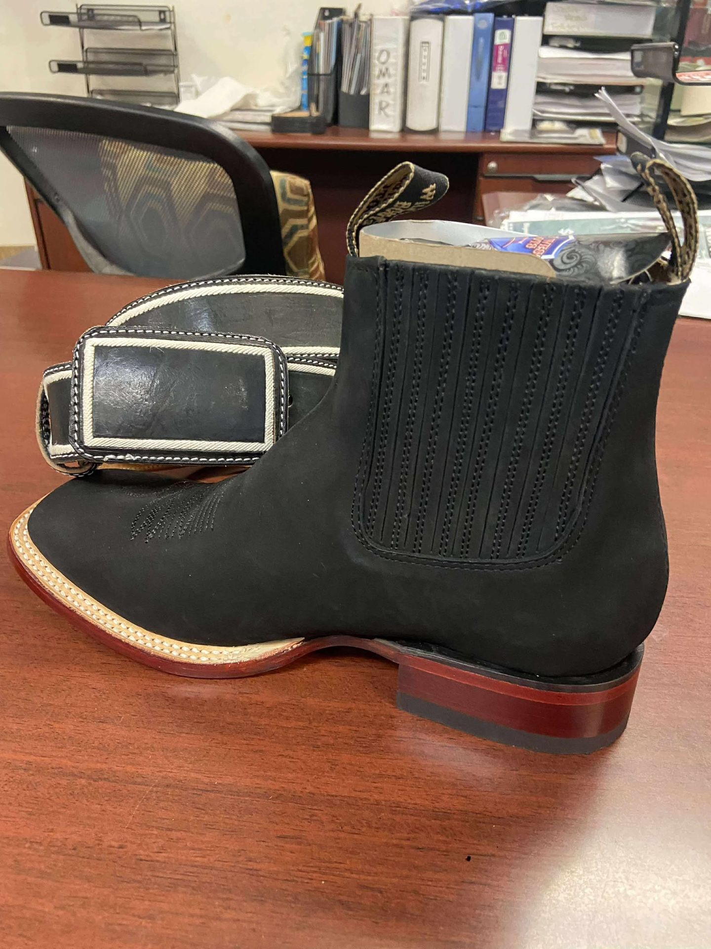 Botín de piel punta cuadrada y cinturón Pitiado acordonado