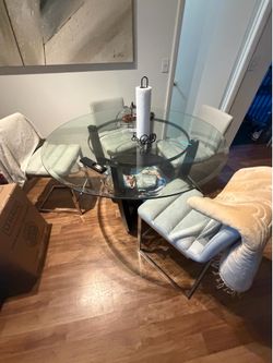 TABLE WIT 4 CHAIRS