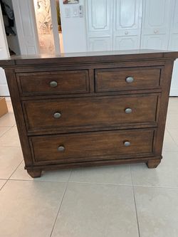 Ethan Allen 4-Drawer Wood Dresser Chest