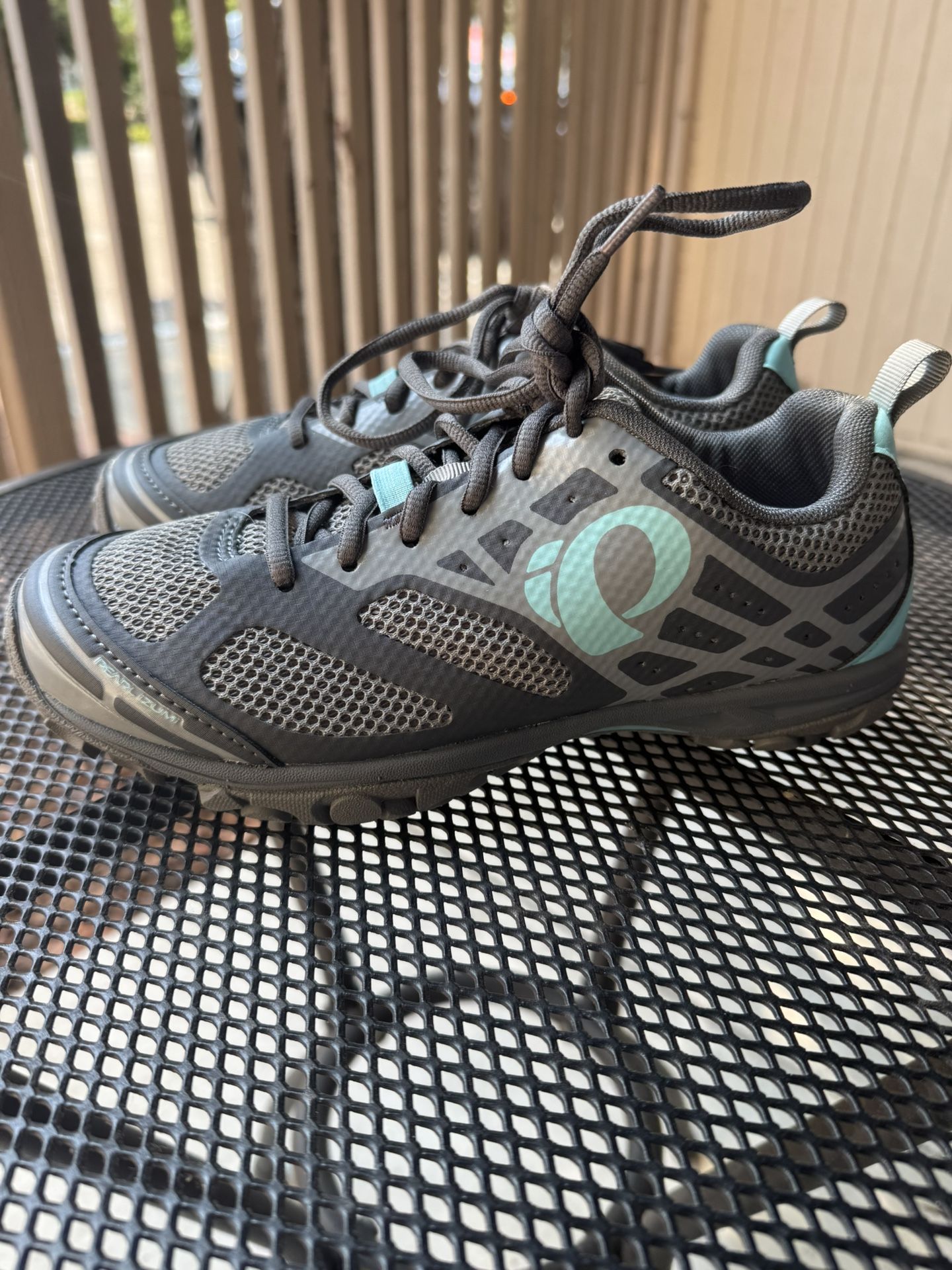Size 8.5 Women Izumi Pearl Cycling shoes