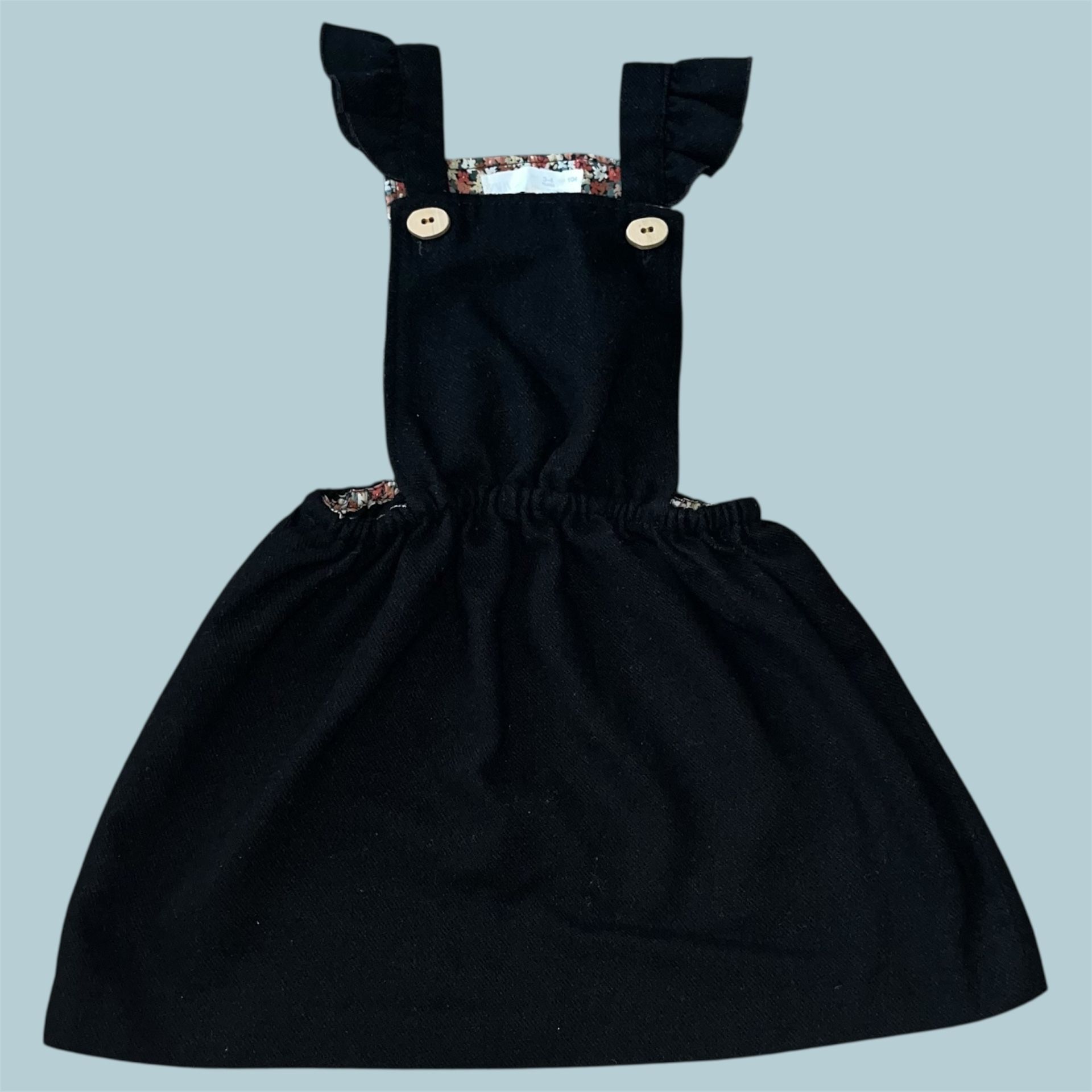 Zara black wool overalls Dress size 3-4 years or 104 cm Has a floral inside layer and wooden buttons with frilled shoulders. Excellent used condition