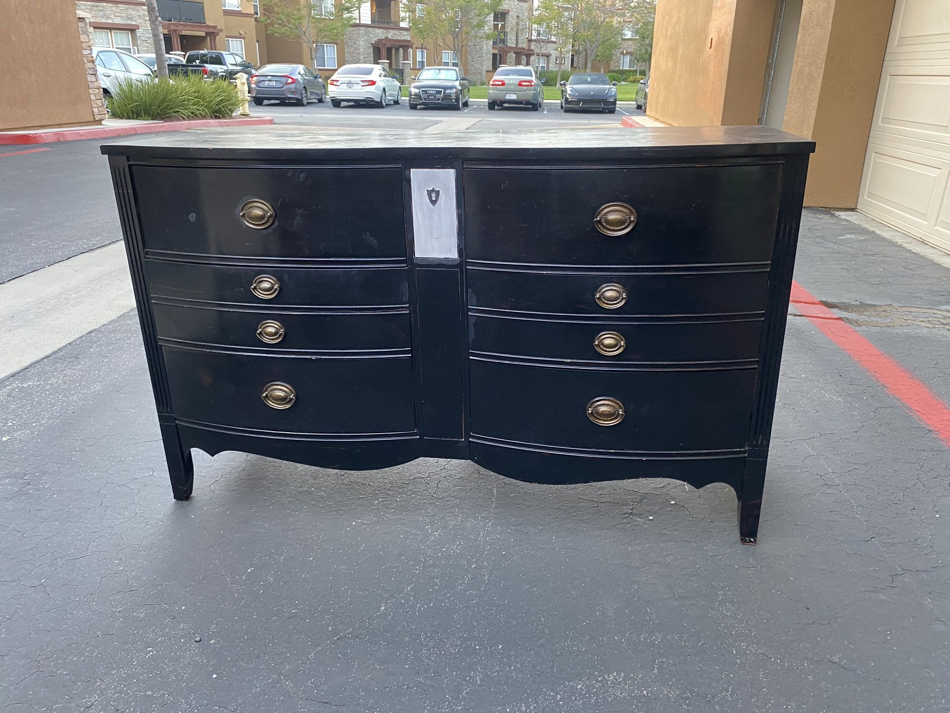 Dresser (DELIVERY 🛻 AVAILABLE)