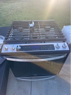 Whirlpool 30” gas range - convection and air fry feature!