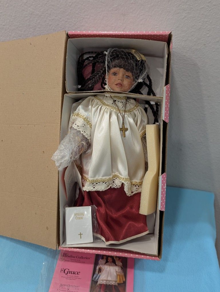 Paradise Galleries The World Finest Porcelain Dolls GRACE 14.5" Musical Wind- Up Doll NIB Vintage
