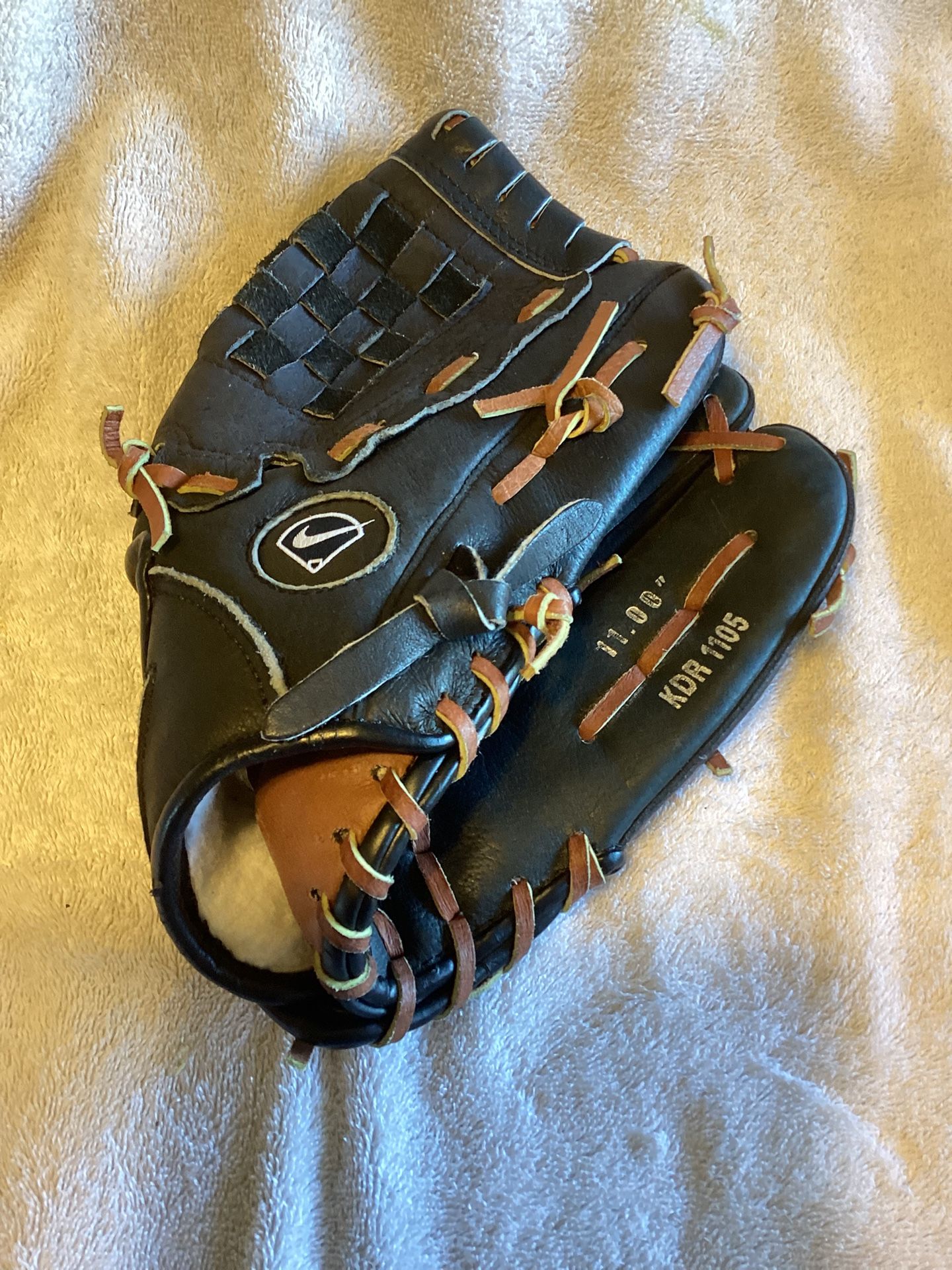 Nike 11 Inch Baseball Glove. Right Hand Throw