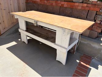 Heavy Duty Workbench with Built-in Outlets